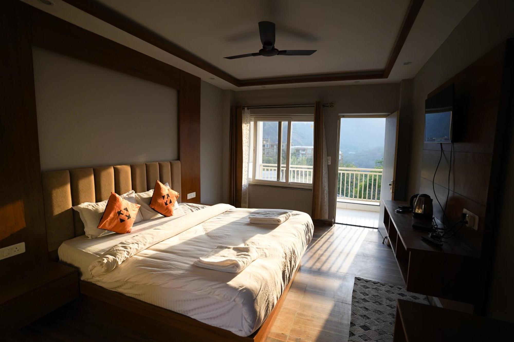 Hide-In Rishikesh, Laxman Jhula Hostel Exterior photo